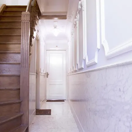 High-end Canal View In Centre شقة